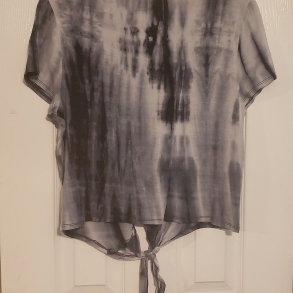 2 for 10 Summer clearout! Gray Tye-Dye Tied Shirt - Picture 4 of 4